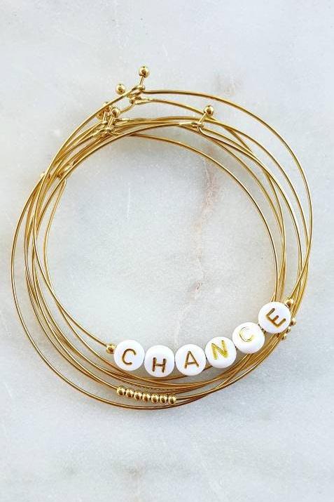 7 bracelets dorés en acier inoxydable avec perles blanches - Semainier Amour, élégant et tendance