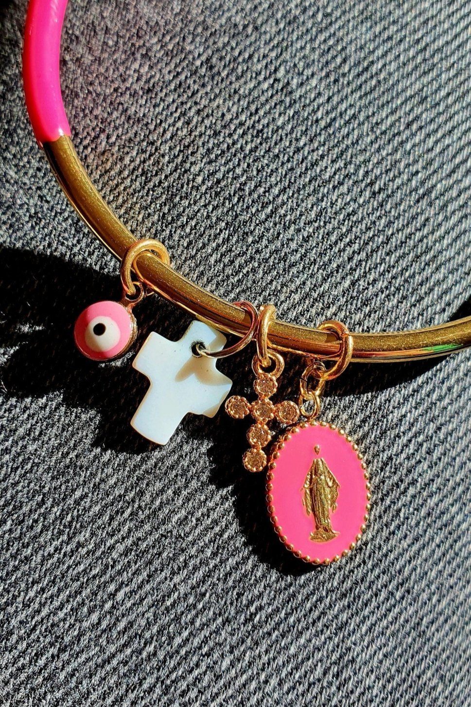 Jonc Rose Fuchsia et Doré avec Pendentif Madone, Croix, Œil en Acier Inoxydable - Grigris Religieux Protecteur - AlbertineAndTheSun