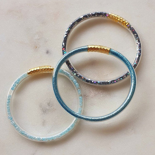 Lot de 3 Bracelets Bleus Jonc en Plastique Flexible - Bouddhiste Tibétain avec Mantra, Or, Perles et Paillettes, pour Bébé et Enfants - AlbertineAndTheSun