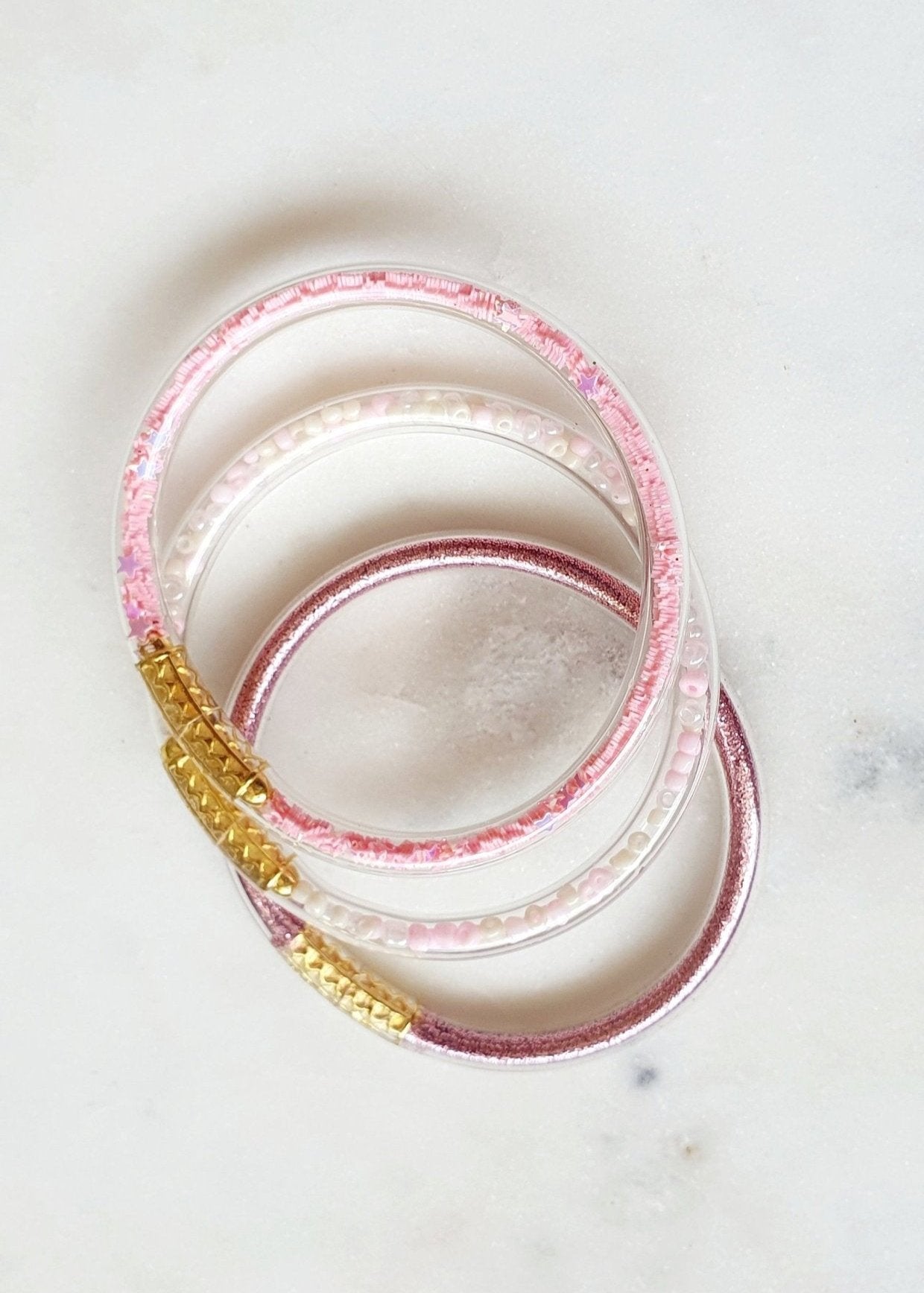 Lot de 3 Bracelets Roses Jonc en Plastique Flexible - Bouddhiste Tibétain avec Mantra, Or, Perles et Paillettes, pour Bébé et Enfants - AlbertineAndTheSun