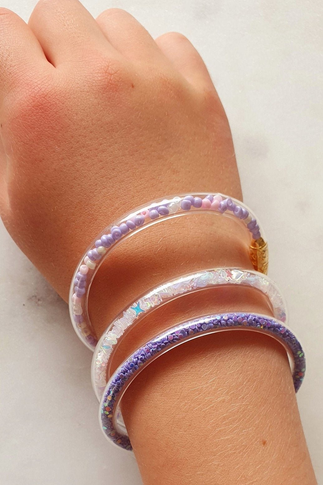 Lot de 3 Bracelets Roses Jonc en Plastique Flexible - Bouddhiste Tibétain avec Mantra, Or, Perles et Paillettes, pour Bébé et Enfants - AlbertineAndTheSun