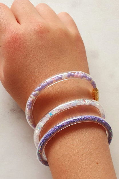 Lot de 3 Bracelets Roses Jonc en Plastique Flexible - Bouddhiste Tibétain avec Mantra, Or, Perles et Paillettes, pour Bébé et Enfants - AlbertineAndTheSun