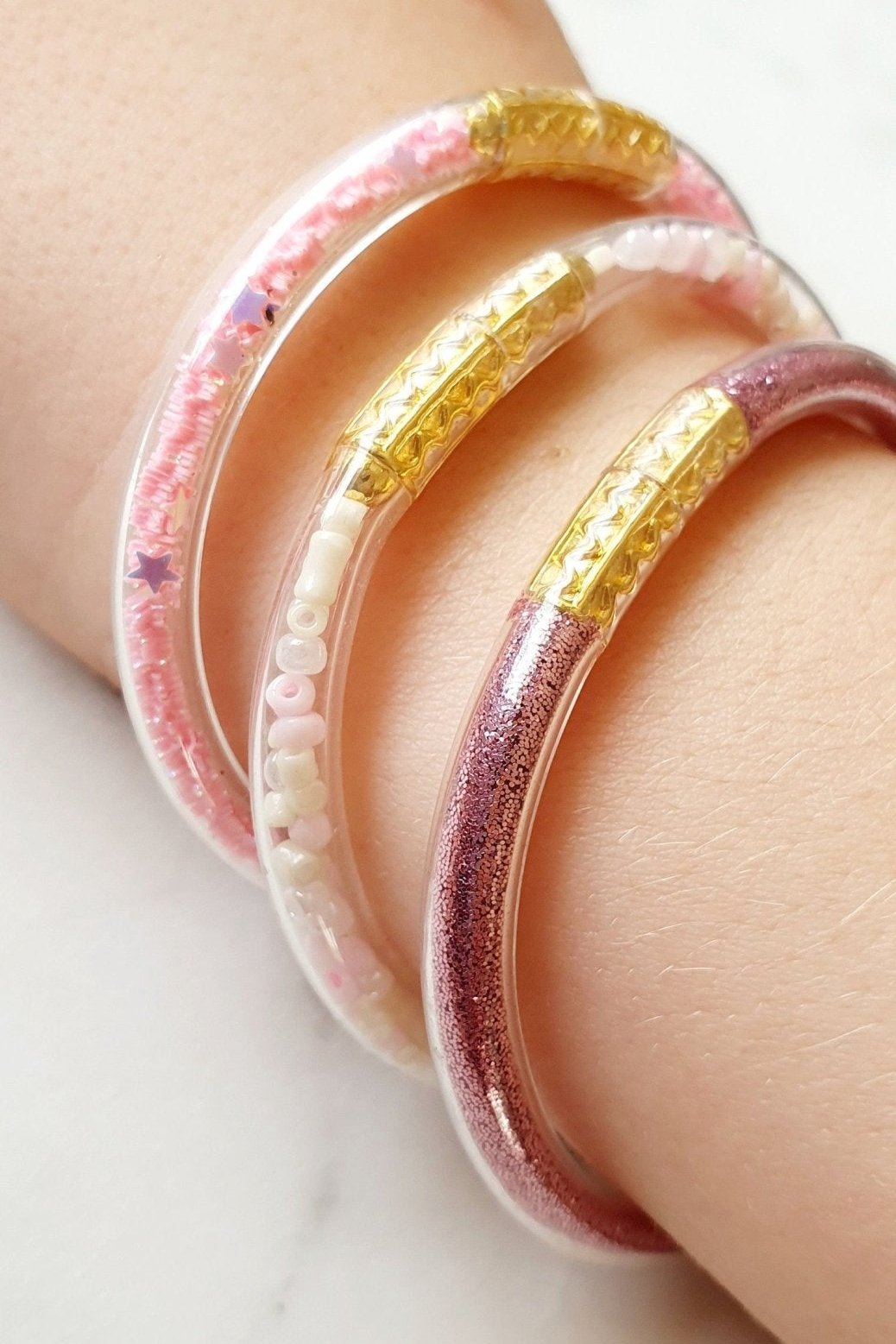 Lot de 3 Bracelets Roses Jonc en Plastique Flexible - Bouddhiste Tibétain avec Mantra, Or, Perles et Paillettes, pour Bébé et Enfants - AlbertineAndTheSun