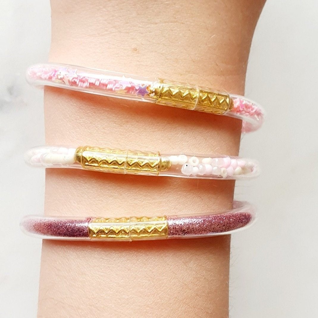 Lot de 3 Bracelets Roses Jonc en Plastique Flexible - Bouddhiste Tibétain avec Mantra, Or, Perles et Paillettes, pour Bébé et Enfants - AlbertineAndTheSun