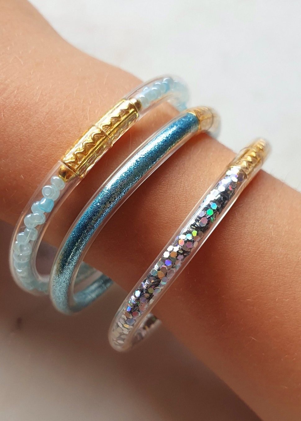Lot de 3 Bracelets Roses Jonc en Plastique Flexible - Bouddhiste Tibétain avec Mantra, Or, Perles et Paillettes, pour Bébé et Enfants - AlbertineAndTheSun
