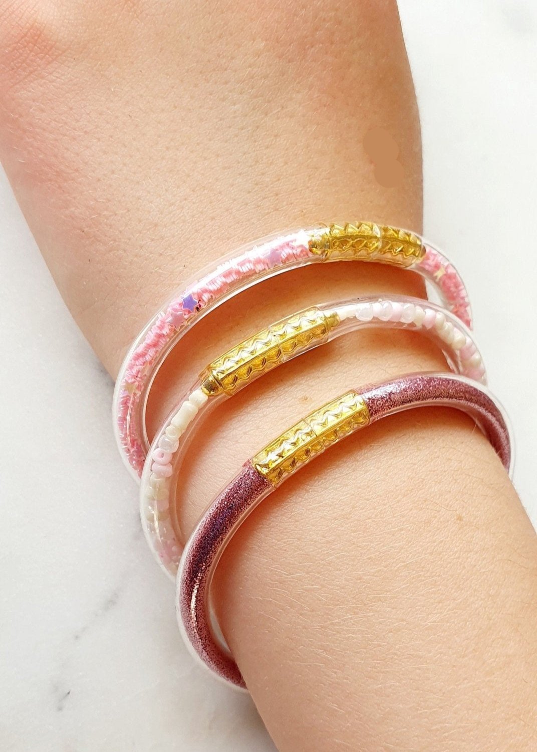 Lot de 3 Bracelets Roses Jonc en Plastique Flexible - Bouddhiste Tibétain avec Mantra, Or, Perles et Paillettes, pour Bébé et Enfants - AlbertineAndTheSun