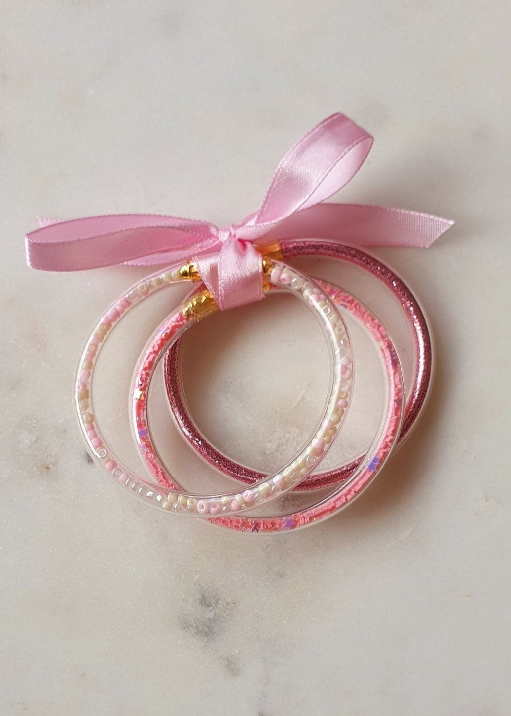 Lot de 3 Bracelets Roses Jonc en Plastique Flexible - Bouddhiste Tibétain avec Mantra, Or, Perles et Paillettes, pour Bébé et Enfants - AlbertineAndTheSun