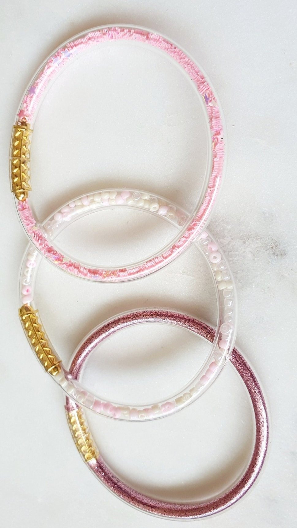 Lot de 3 Bracelets Roses Jonc en Plastique Flexible - Bouddhiste Tibétain avec Mantra, Or, Perles et Paillettes, pour Bébé et Enfants - AlbertineAndTheSun