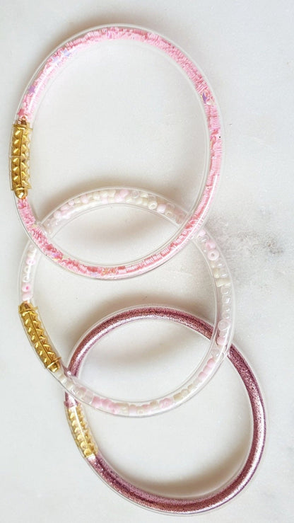 Lot de 3 Bracelets Roses Jonc en Plastique Flexible - Bouddhiste Tibétain avec Mantra, Or, Perles et Paillettes, pour Bébé et Enfants - AlbertineAndTheSun
