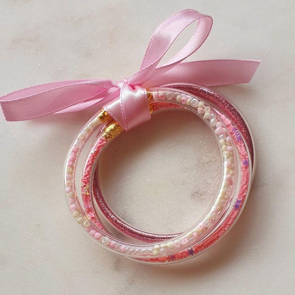 Lot de 3 Bracelets Roses Jonc en Plastique Flexible - Bouddhiste Tibétain avec Mantra, Or, Perles et Paillettes, pour Bébé et Enfants - AlbertineAndTheSun